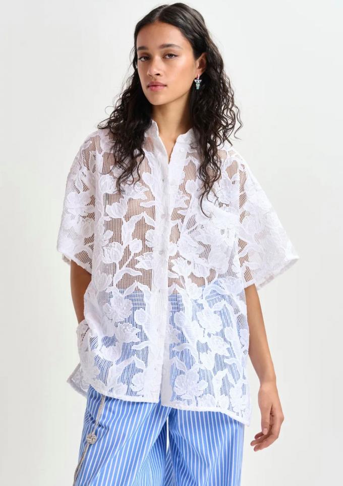 Chemise à broderies en dentelle