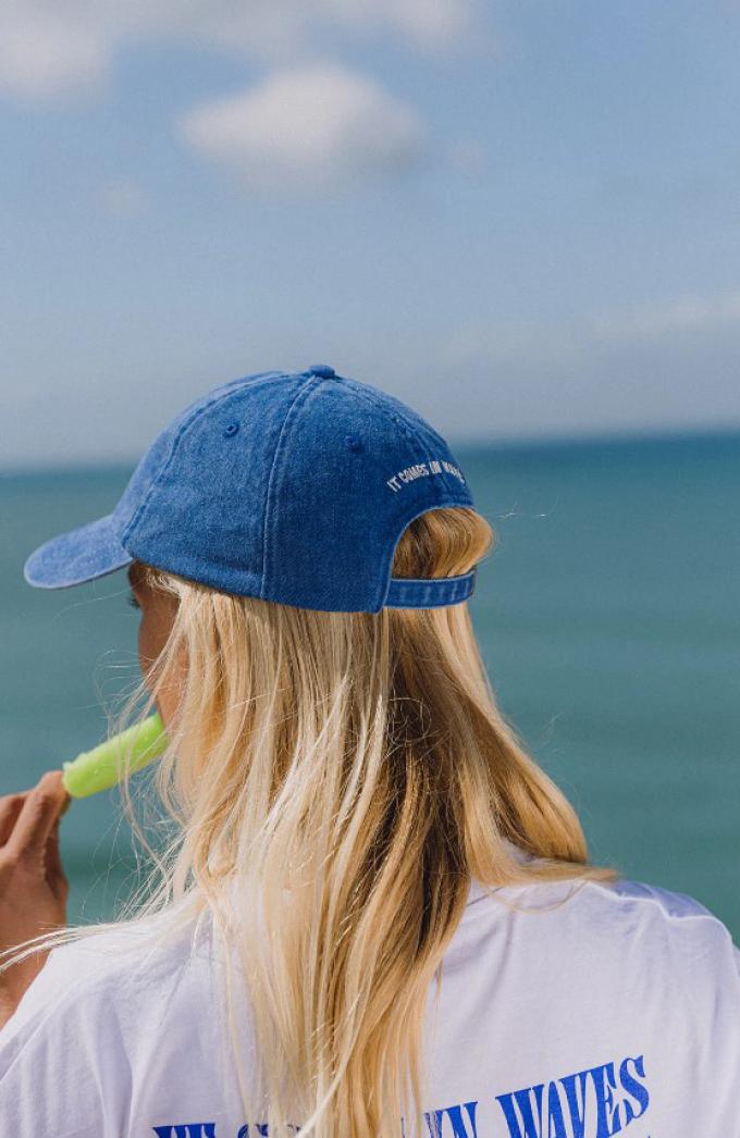 Blauwe pet 'It comes in waves'