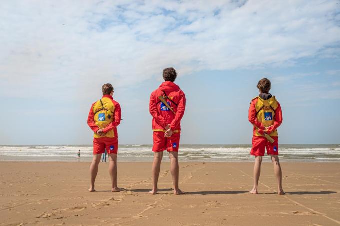 De redders in Oostende haalden twee tieners uit zee.