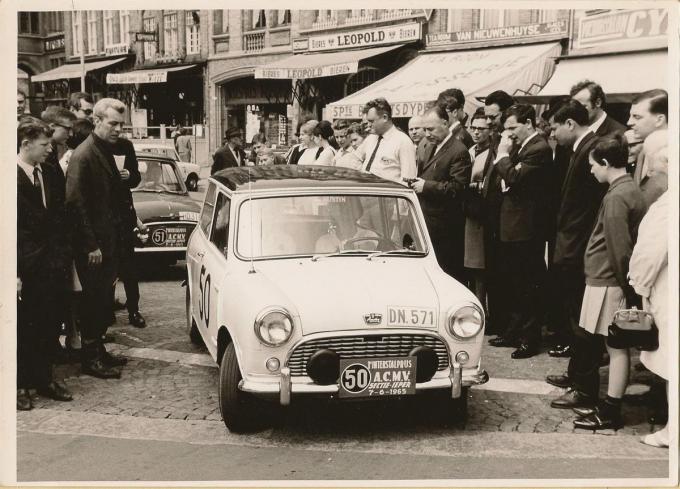 De Austin Mini 850 waarmee Yvonne in 1965 aan de start stond in Ieper. (gf)