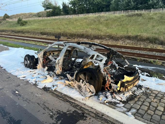De elektrische Porsche brandde volledig uit.