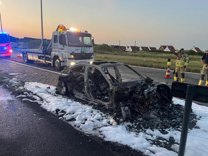 De elektrische Porsche brandde volledig uit.