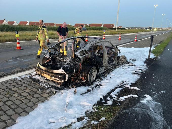 De elektrische Porsche brandde volledig uit.