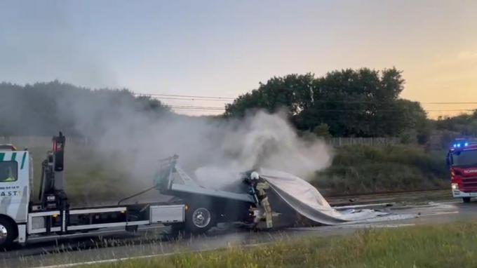 De wagen werd deels afgeladen en een tweede branddeken werd over de brandende wagen gelegd.