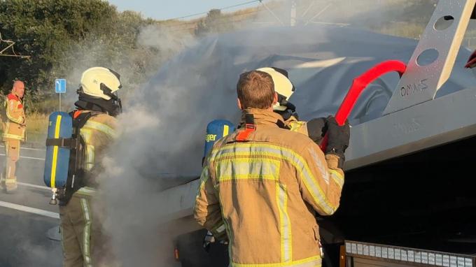 De wagen werd deels afgeladen en een tweede branddeken werd over de brandende wagen gelegd.