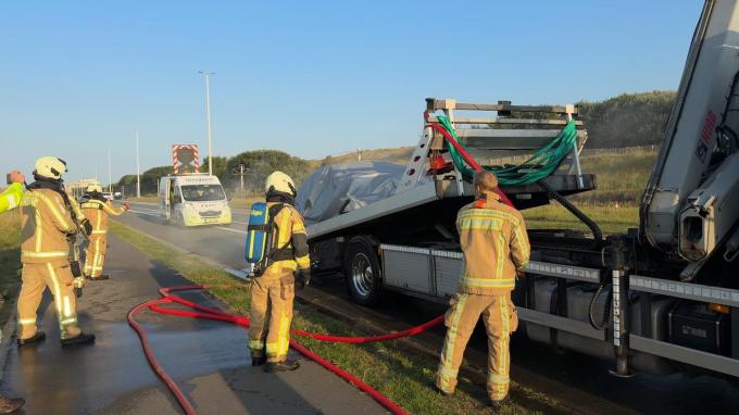 De wagen werd deels afgeladen en een tweede branddeken werd over de brandende wagen gelegd.