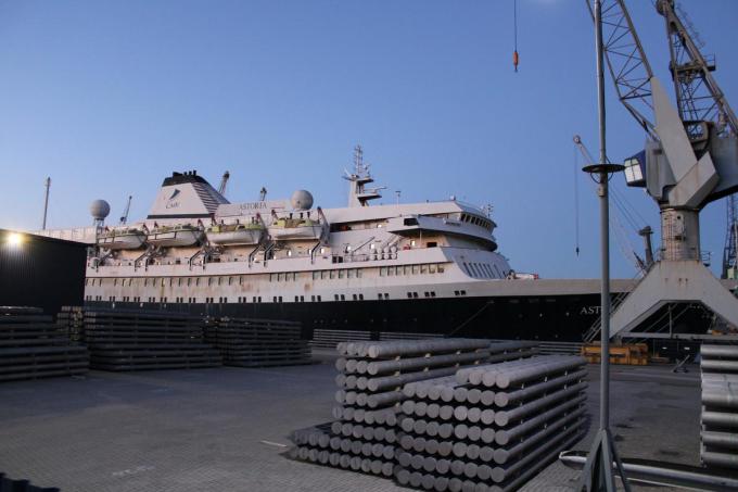 Een beeld van de Astoria in de haven van Rotterdam.