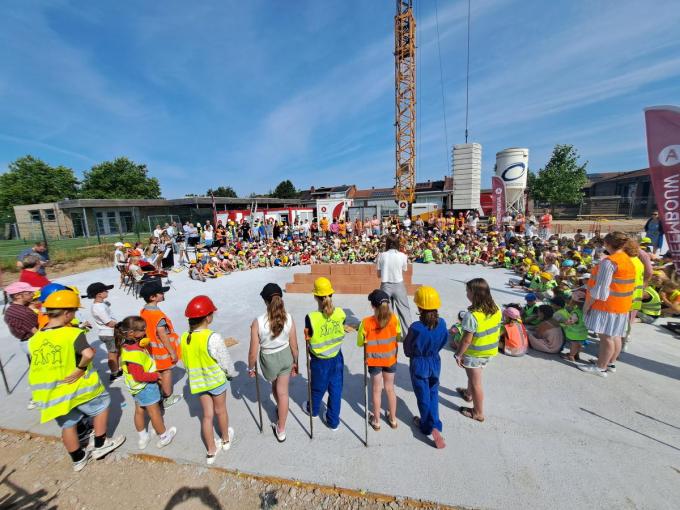 Alle 437 leerlingen van VBS Capucienen waren bij de eerstesteenlegging op vrijdag 20 juni. (Foto TOGH)