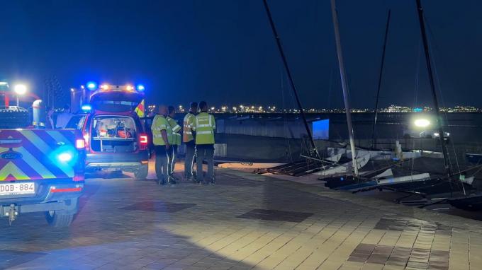 De hulpdiensten zijn vrijdagnacht even voor 4 uur uitgerukt voor een verontrustende melding op het strand van Knokke-Heist, ter hoogte van de zeilclub in Duinbergen.