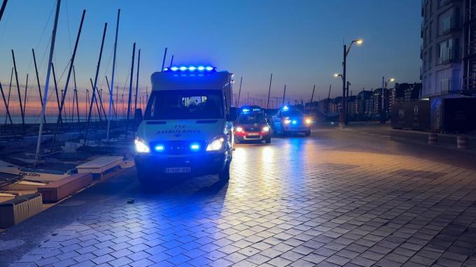 De hulpdiensten zijn vrijdagnacht even voor 4 uur uitgerukt voor een verontrustende melding op het strand van Knokke-Heist, ter hoogte van de zeilclub in Duinbergen.