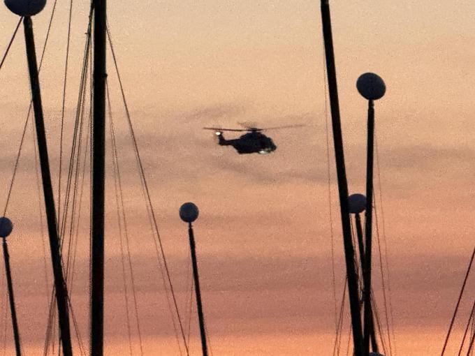 Onder andere met een helikopter werd het wateroppervlak een tijdlang afgezocht.
