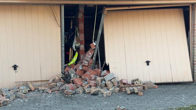 De materiële ravage was aanzienlijk, want zowel de wagen als de garages liepen serieuze schade op.