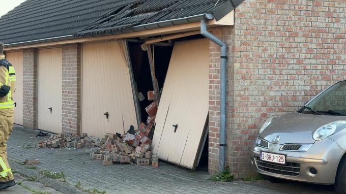 De materiële ravage was aanzienlijk, want zowel de wagen als de garages liepen serieuze schade op.