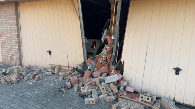 De materiële ravage was aanzienlijk, want zowel de wagen als de garages liepen serieuze schade op.
