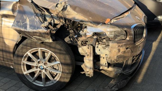De materiële ravage was aanzienlijk, want zowel de wagen als de garages liepen serieuze schade op.