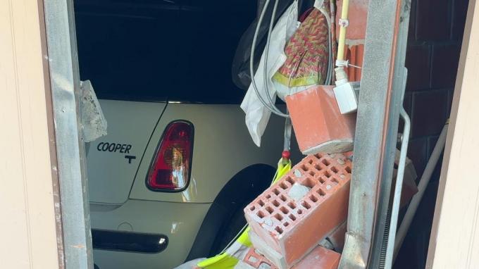 De materiële ravage was aanzienlijk, want zowel de wagen als de garages liepen serieuze schade op.