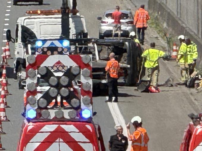 De wagen belandde op zijn zijkant.