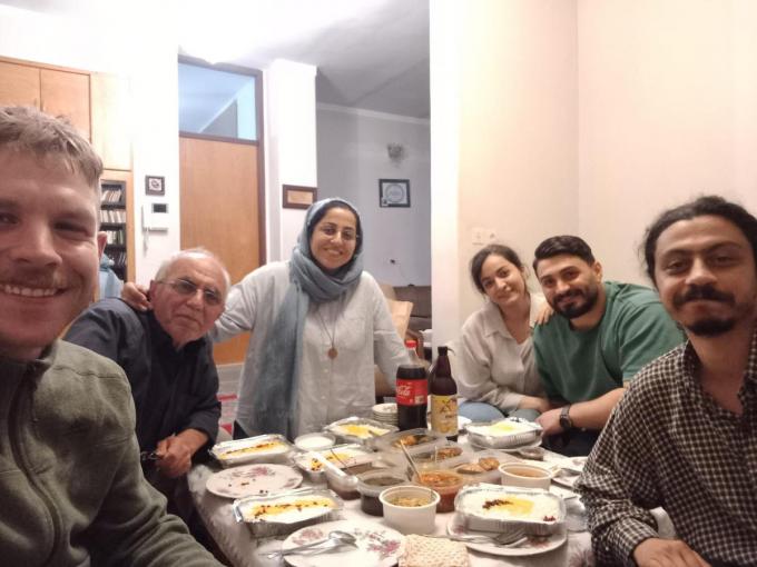 De mensen uit Iran zijn heel gastvrij. Florejan en Louise werden er uitgenodigd voor een huwelijksfeest.