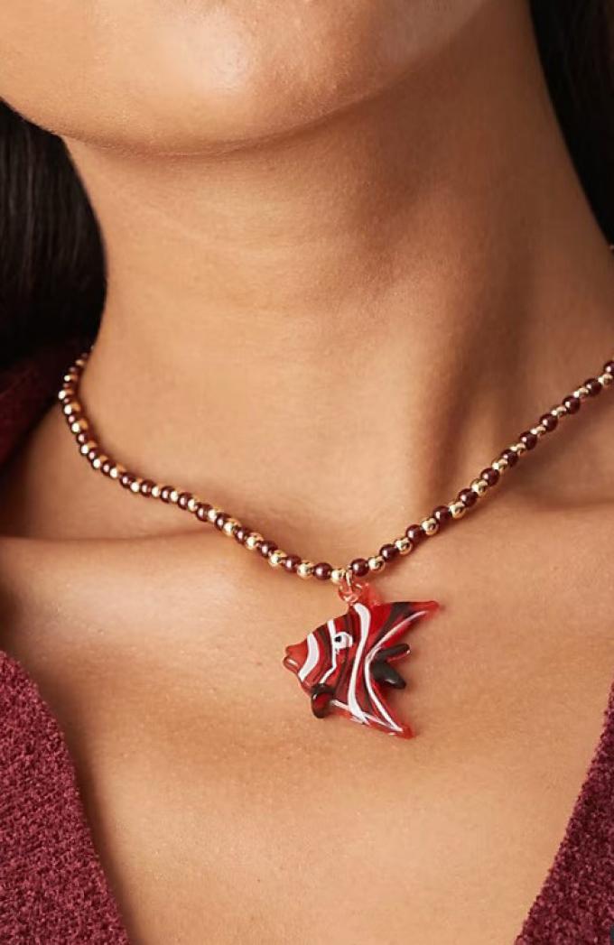 Rode parelketting met vis