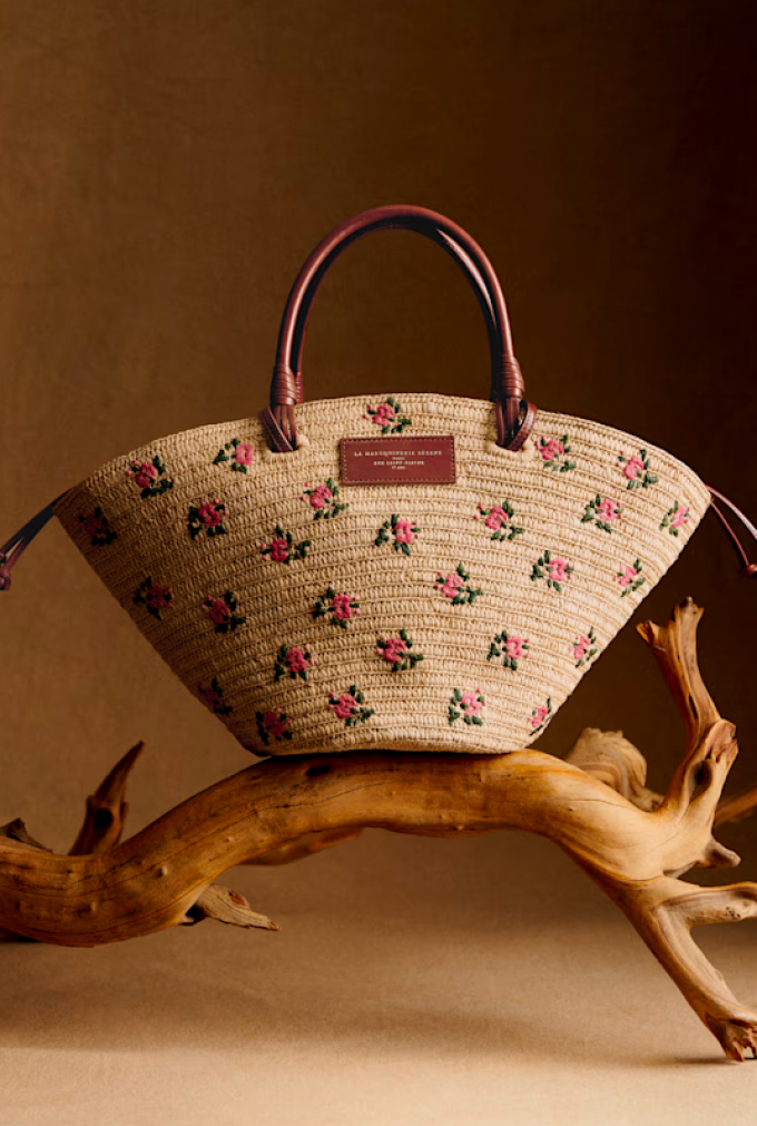 Panier en raphia avec des motifs floraux
