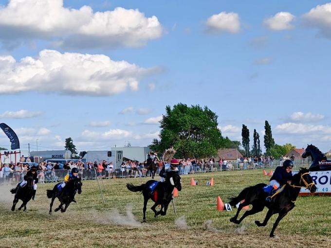 Tijdens de ponykoers werd het even spannend wanneer drie paarden zonder jockey de rit afmaakten.