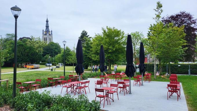 Door het naburig pand aan te kopen kon op deze grond ook het terras van Abby ingericht worden.