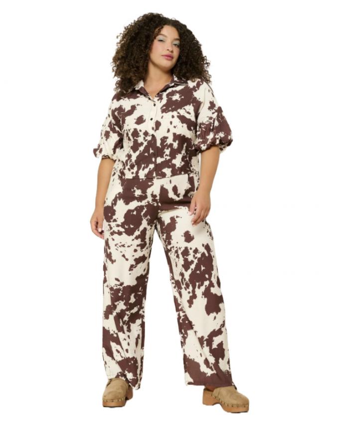 Blouse en broek in koeienprint