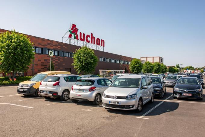 Op de parking van Auchan zien we heel wat Belgische nummerplaten.
