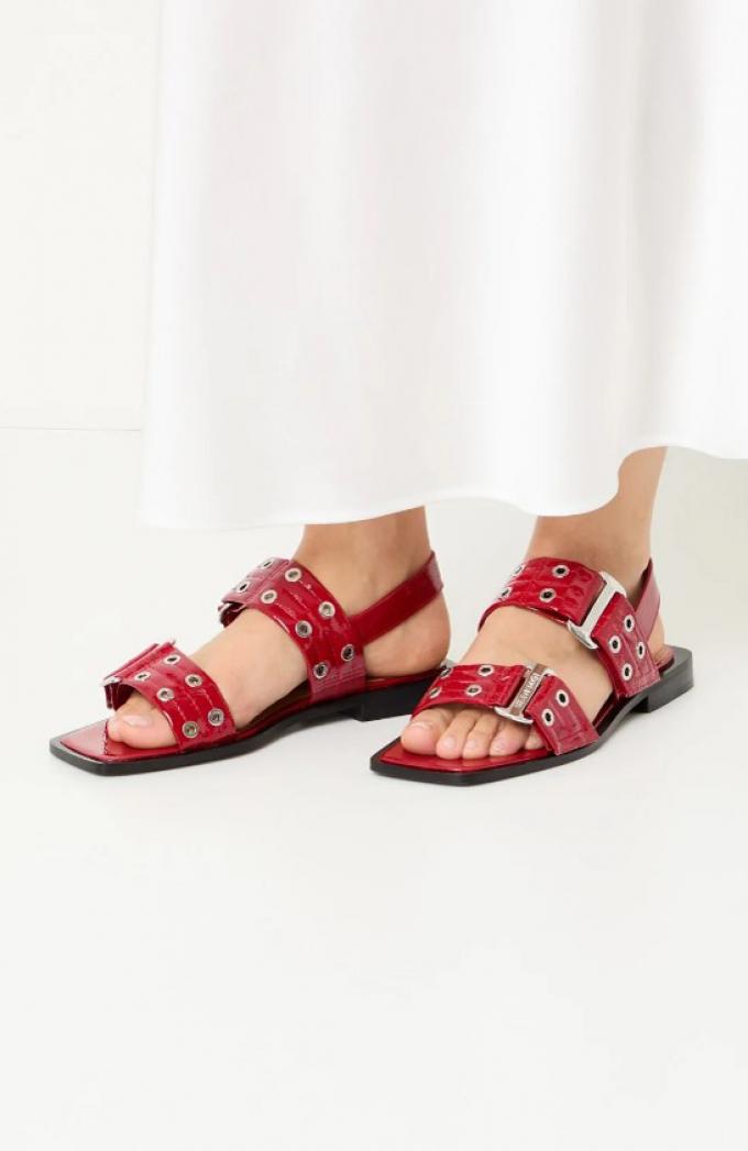 Rode sandalen met gespen 