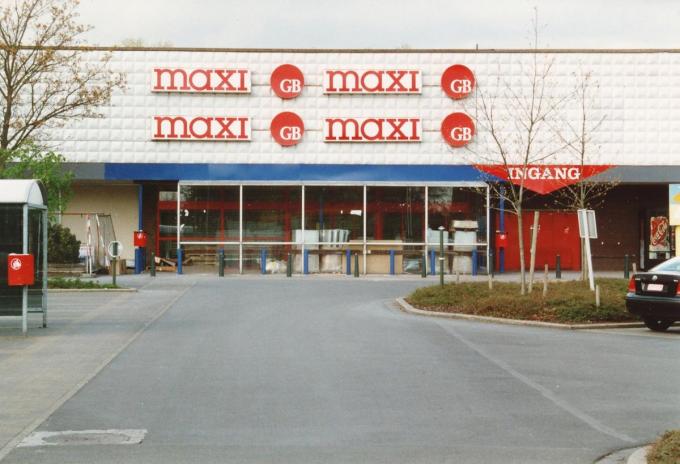 Een beeld van 25 jaar geleden, toen de winkel nog een Maxi GB was. (foto Beeldbank Brugge)