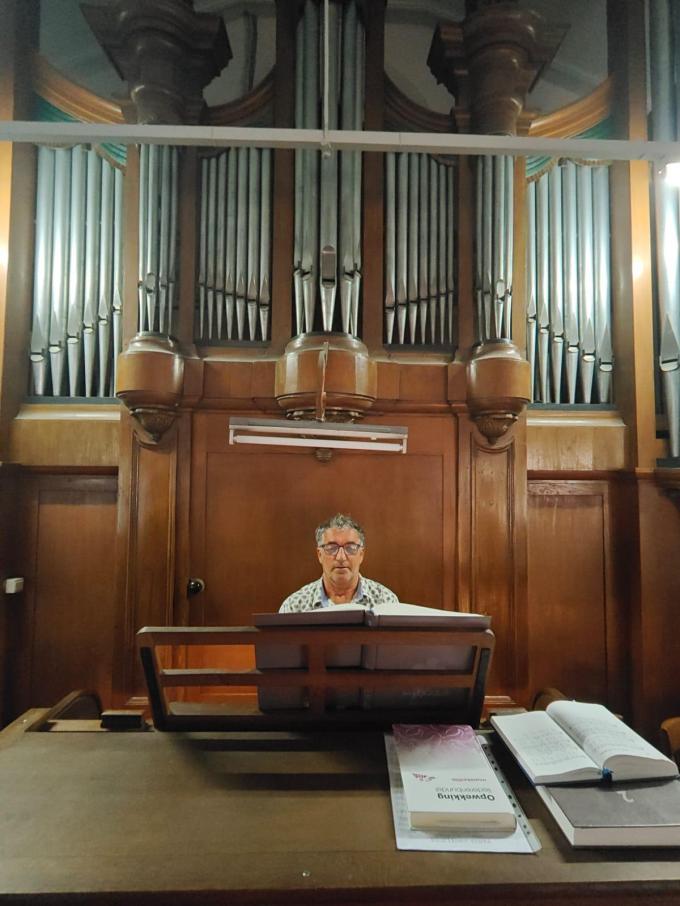 Al 30 jaar vind je Marc Bailliu terug achter het orgel in de Sint-Martinuskerk in Roesbrugge.
