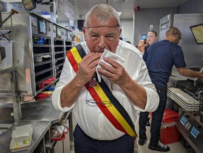 Burgemeester Eddy Lust (Voor 8930) mocht er als eerste de beroemde Big Mac klaarmaken. Het smaakte hem zichtbaar.