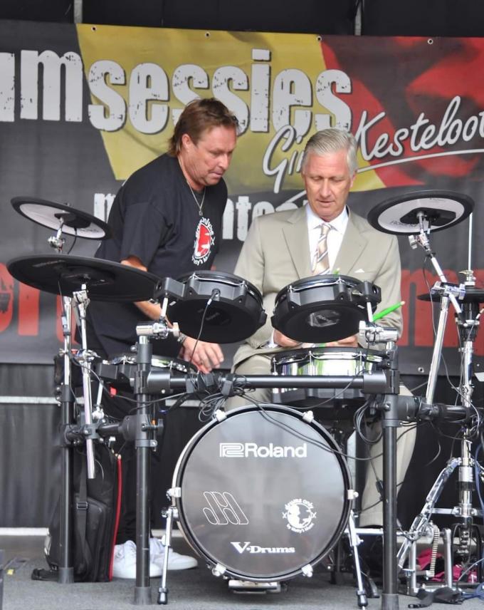 Gino leerde koning Filip in 2022 drummen.