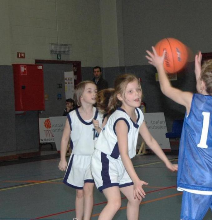 Een beeld uit haar prille jaren: de jonge Nastja (midden) kreeg de liefde voor basketbal met de paplepel binnen.