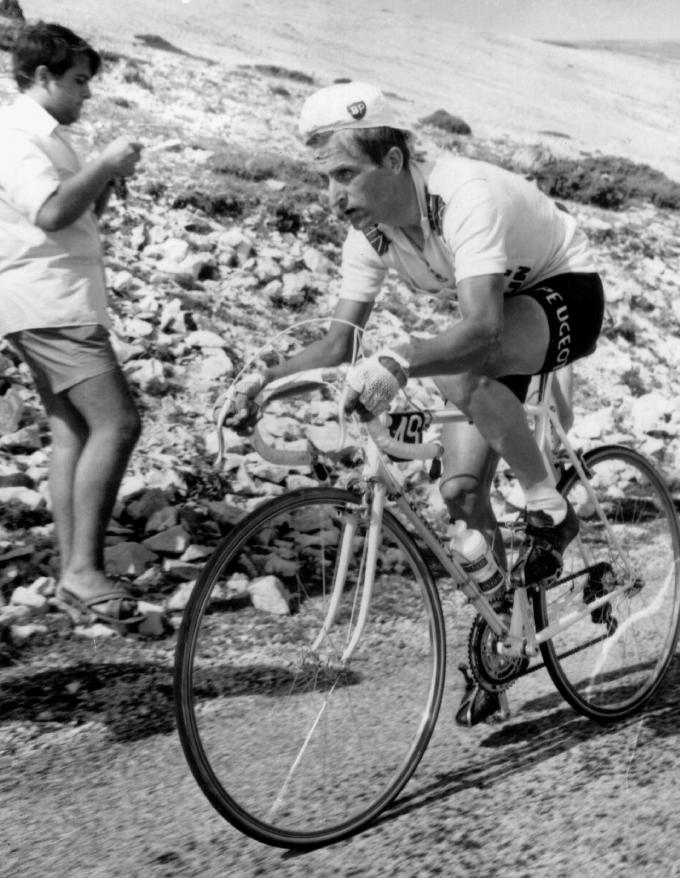 Tom Simpson op de Ventoux. “De race naar de dood”, noemde Fernand Tuytens het.