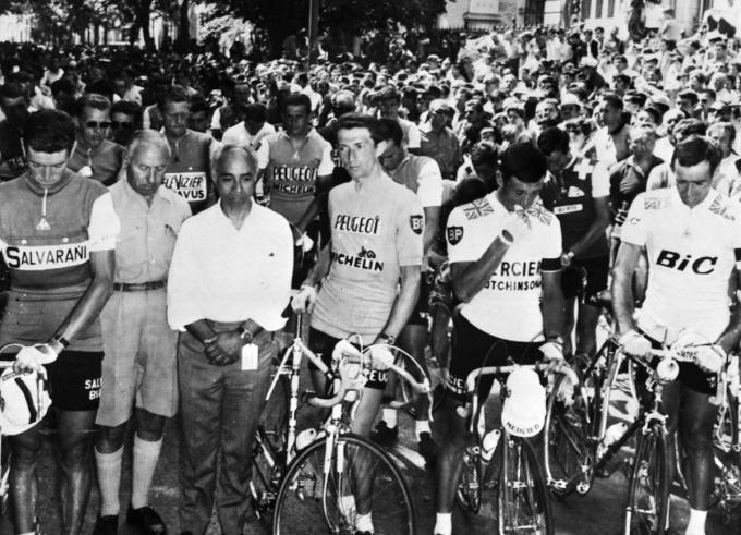 ‘s Anderdaags was er een minuut stilte voor de départ, met Felice Gimondi, Jacques Goddet and Félix Lévitan, Roger Pingeon, Barry Hoban en Vic Denson.