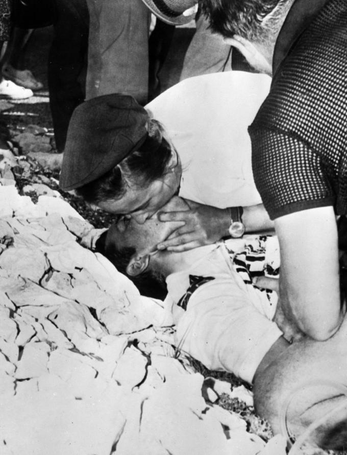 Een verpleegster en arts Dumas probeerden Tom Simpson nog te reanimeren, maar tevergeefs.