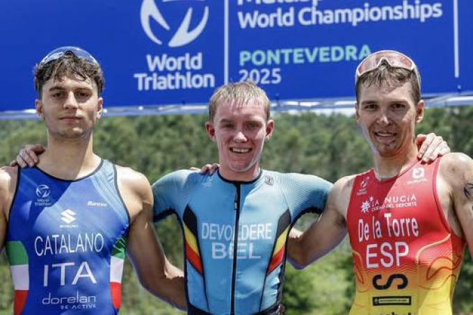 Yannis Devoldere finishte voor een Italiaan en een Spanjaard.