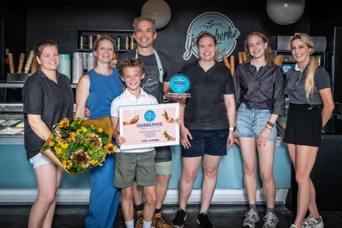 Elien Stappaerts (tweede van links) en Bart Van Bouwel mogen hun IJssloeberke een jaar lang de Crème de la Crème van Vlaanderen en Brussel noemen. “Met dank aan ons team.” (foto Debby Termonia)