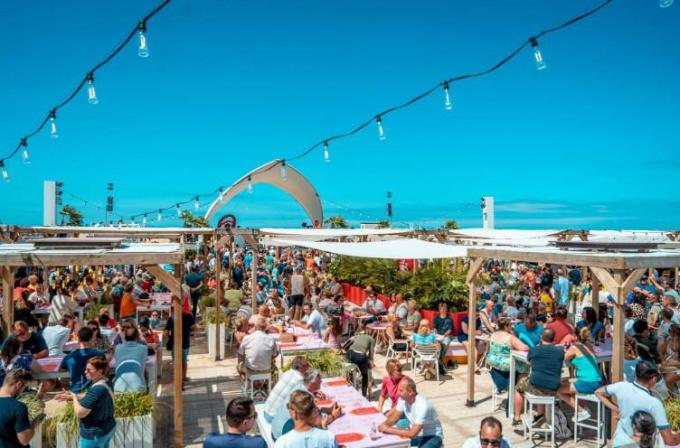 Op het terras kan je cocktails, frisdrank en tapas bestellen.