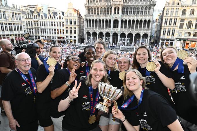 De Belgian Cats kregen maandagavond een warm onthaal in het Koninklijk Paleis én de Grote Markt in Brussel.