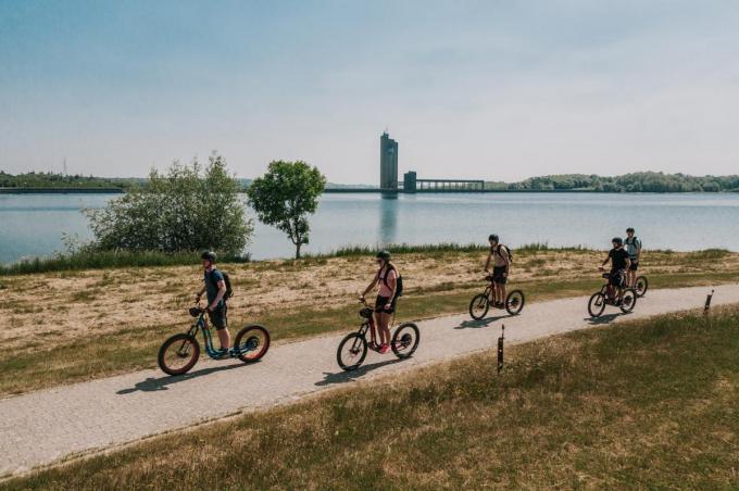 Les Lacs de l’Eau d’Heure verkennen doe je best per fiets of met een e-step. (foto Golden Lakes Village-Natura Parc)
