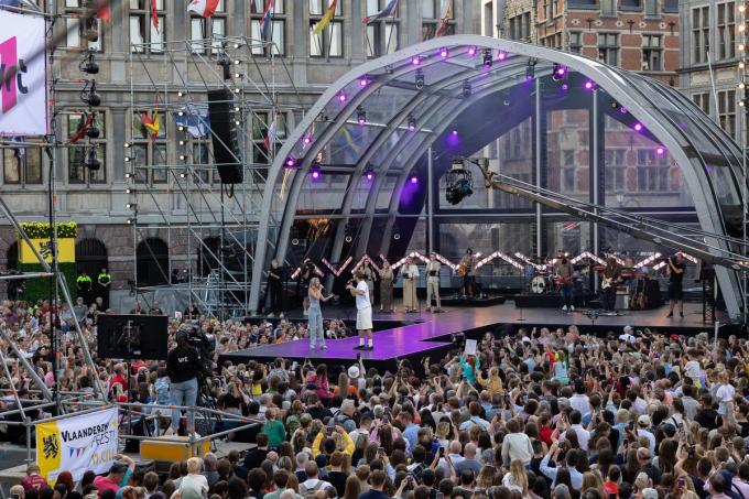 Ieder jaar is er heel veel volk voor ‘Vlaanderen Feest’ op de Grote Markt in Antwerpen.