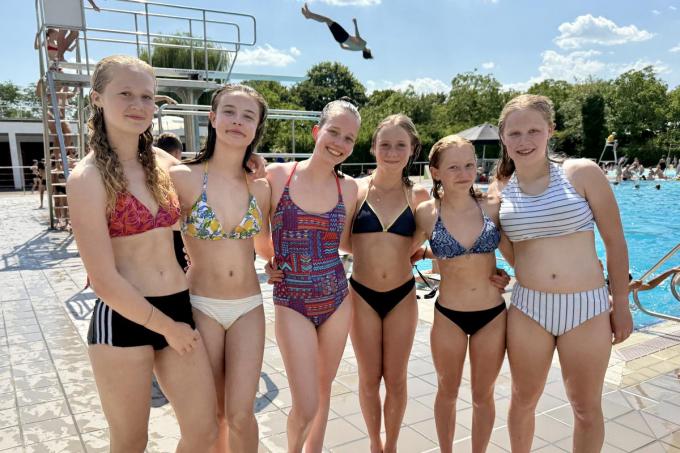 Aster Vanhauwaert, Ella Catteeuw, Jenna Mylle, Ella Staelens, Nila D'Hoop en Amke Windels van Gym Izegem kwamen afkoelen.