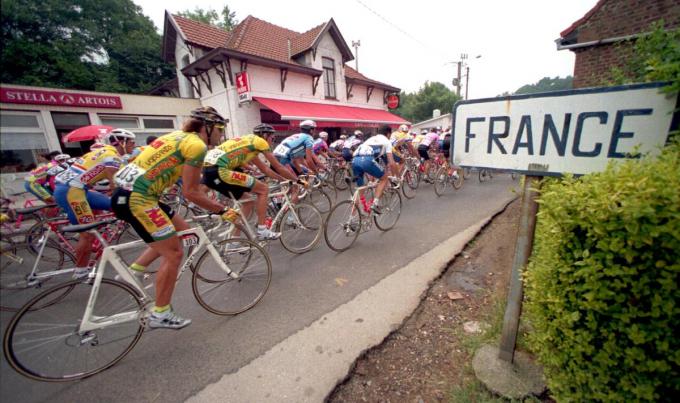 Op 4 juli 1994 duikt het peloton opnieuw Frankrijk in na een passage door het Heuvelland.