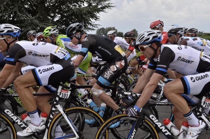 In een apocalyptische etappe die start in Ieper moet Christopher Froome op 8 juli 2014 opgeven na twee valpartijen.