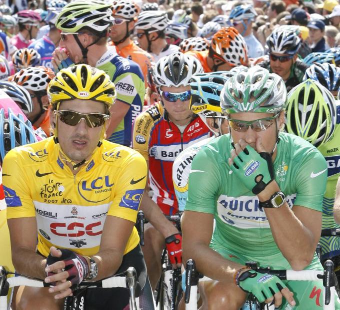 Geletruidrager Fabian Cancellara en groene trui Tom Boonen op 10 juli 2007 bij de start in Waregem. (foto Belga)