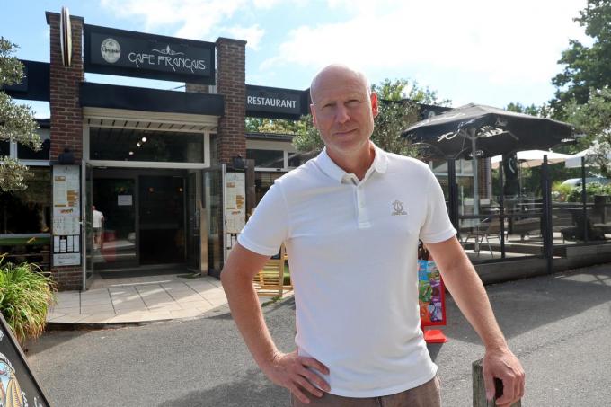 Alain Bonte van Café Français is minder enthousiast over de doortocht van de renners.