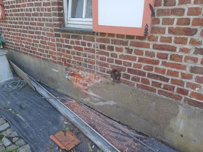 De impacht achteraan op het huis was groot, de Suzuki-motor werd nog enkele meters verder weggeslingerd.