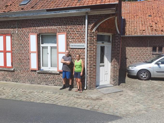 De hoekwoning is dicht tegen de Koolskampstraat gelegen.